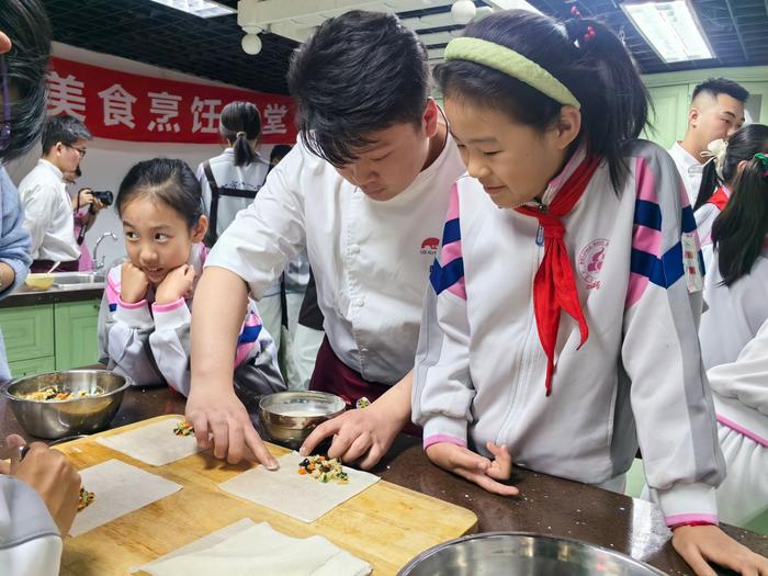 李锦记希望厨师项目获颁首届“2024中国品牌节十大(年度)品牌公益项目”