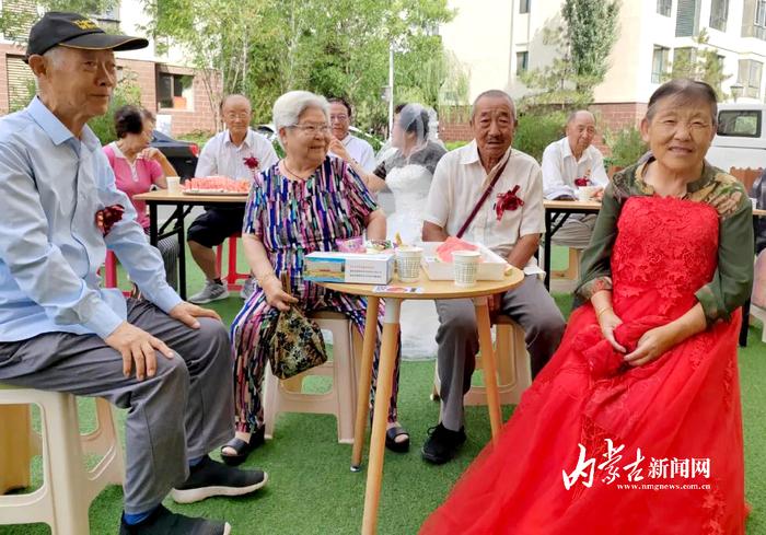 金婚夫妇集体“晒”幸福 半个世纪的爱情在七夕绽放