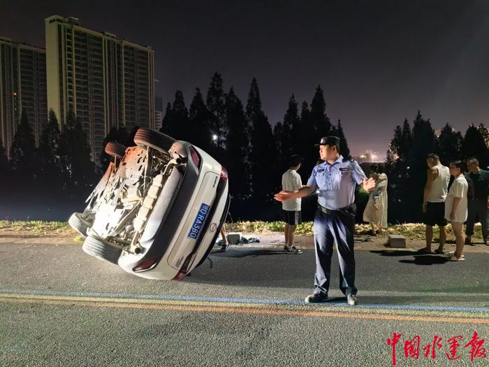 警心暖民心！长航江陵派出所及时救助车祸受伤群众