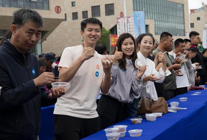 内蒙古卓资县挑战“最大规模鸡肉品鉴会”吉尼斯世界纪录认证成功