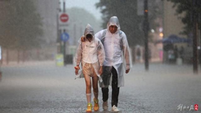 “一橙两黄一蓝”上海四预警高挂！这场暴雨能为申城带来降温吗？