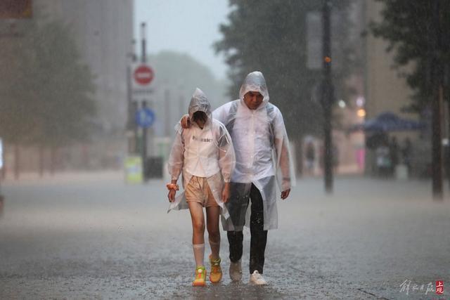 “一橙两黄一蓝”上海四预警高挂！这场暴雨能为申城带来降温吗？