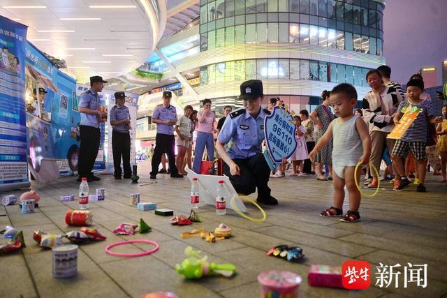 南京“反诈夜市”火爆！穿警服小熊助阵，市民乐学反诈知识