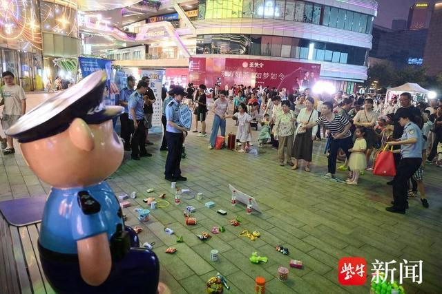 南京“反诈夜市”火爆！穿警服小熊助阵，市民乐学反诈知识