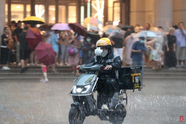 “一橙两黄一蓝”上海四预警高挂！这场暴雨能为申城带来降温吗？