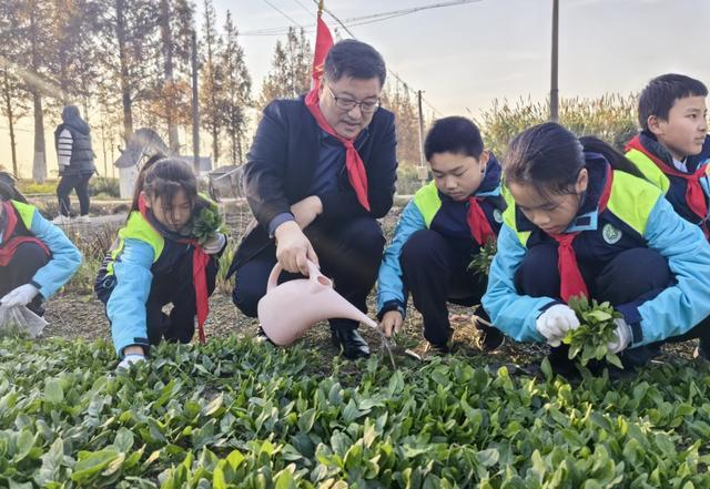 力促学校门口设红绿灯、增加教师编制……教育届的这位人大代表直言责任大