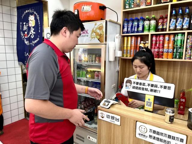 从一杯茶、一顿饭，到一张床铺、一个家……TA们的城市梦，亮了！