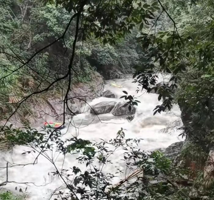 江西武功山一女游客玩漂流时遇难，当晚景区发布停漂公告