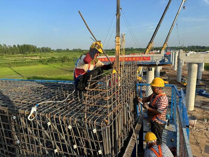 高温下的“坚守”  建设工人不惧“烤”验 奋战工地保进度