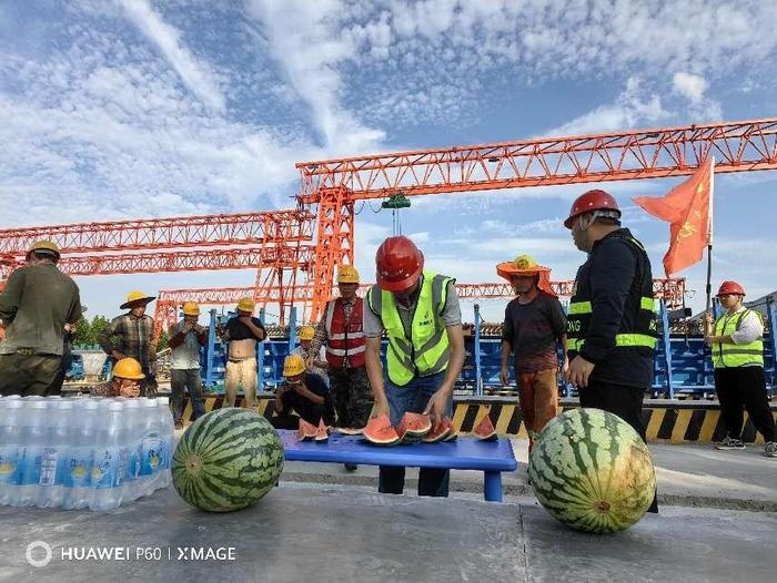 高温下的“坚守”  建设工人不惧“烤”验 奋战工地保进度