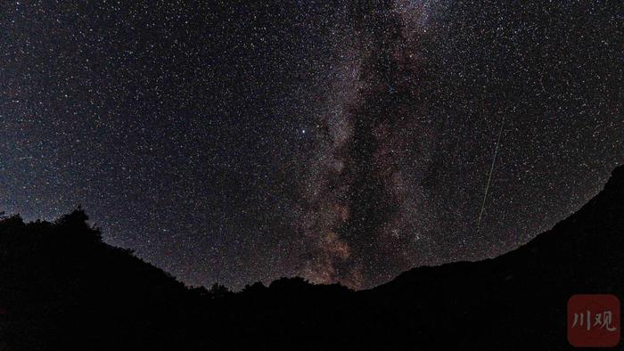 C视觉 | 星轨之夜：流星雨下的天文盛宴