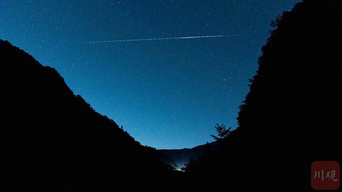 C视觉 | 星轨之夜：流星雨下的天文盛宴