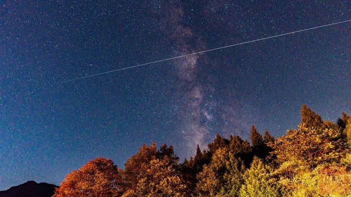 C视觉 | 星轨之夜：流星雨下的天文盛宴