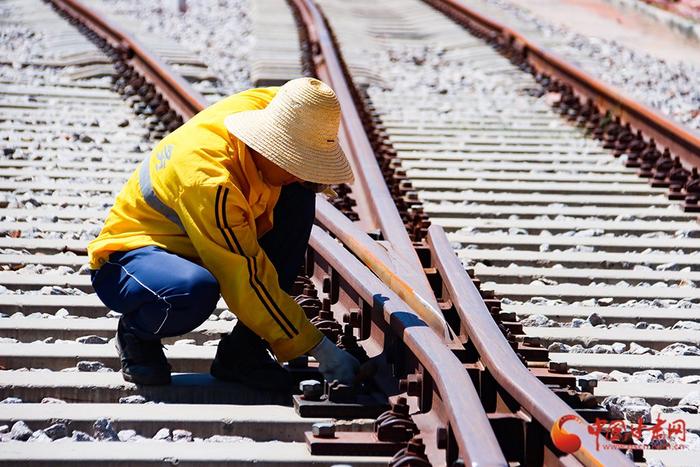 【陇拍客】兰州铁路局兰西工务段：“轨道医生”精查细修护航丝路驿站