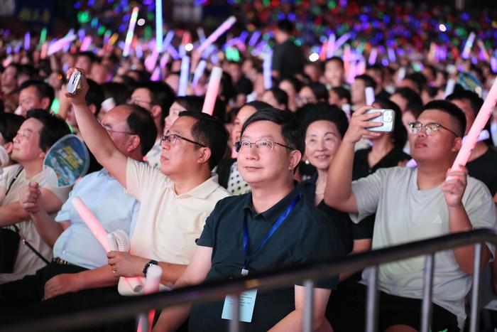 稻花香群星演唱会在天门举行，海来阿木打趣称先喝酒再唱歌