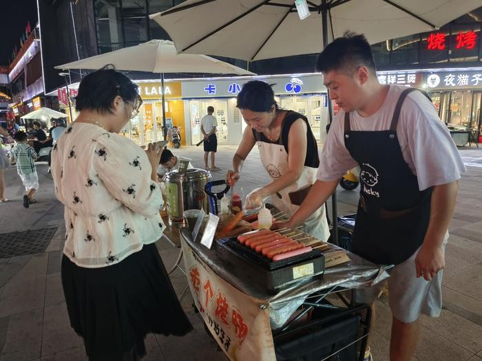 夜市奏响夏日“乐业曲”