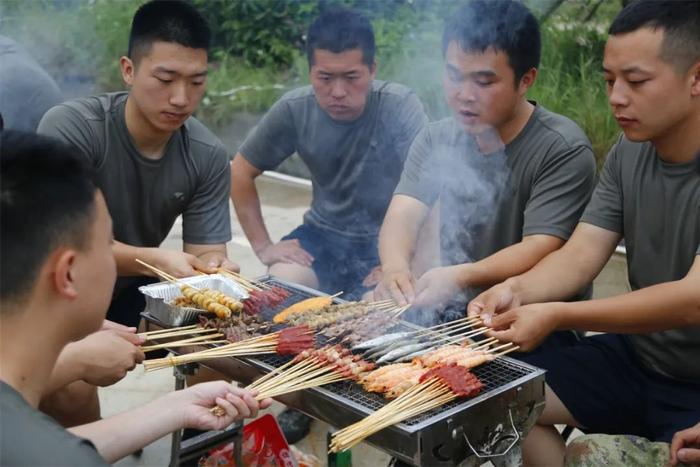 戳这里，看驻训官兵“三板斧”挥出战斗力