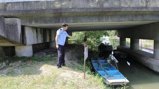 小偷夜盗金山一杂货铺200条香烟，紧接着又偷了一条船……