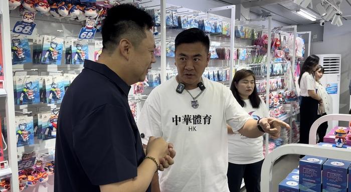 “左右哥”现场推介！亚冬会特许商品销售持续火爆