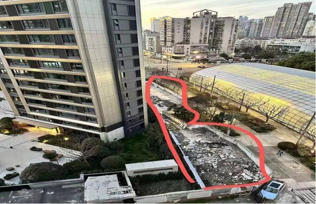 虹口回音壁丨小区围墙边的建筑垃圾被清理了，未来将建成→