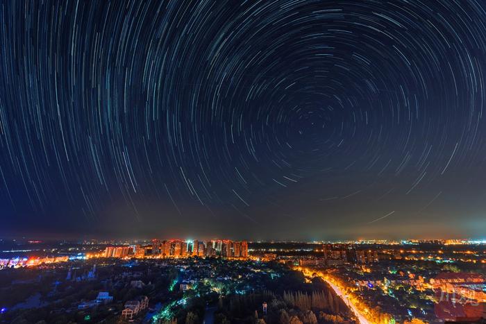 C视觉 | 星轨之夜：流星雨下的天文盛宴