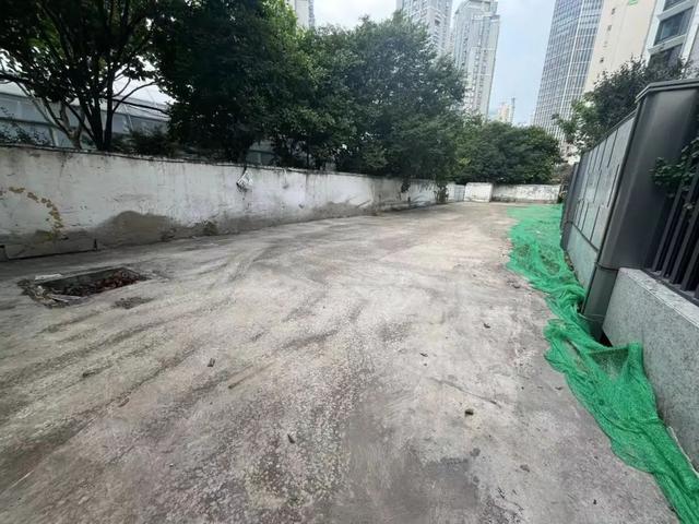 虹口回音壁丨小区围墙边的建筑垃圾被清理了，未来将建成→