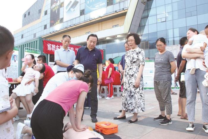 邯郸市第二医院“健康夜市”摆摊开张