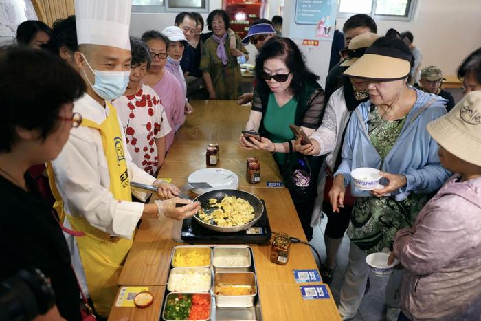 白纸坊街道三伏送“福”，居民学做腐乳摊鸡蛋