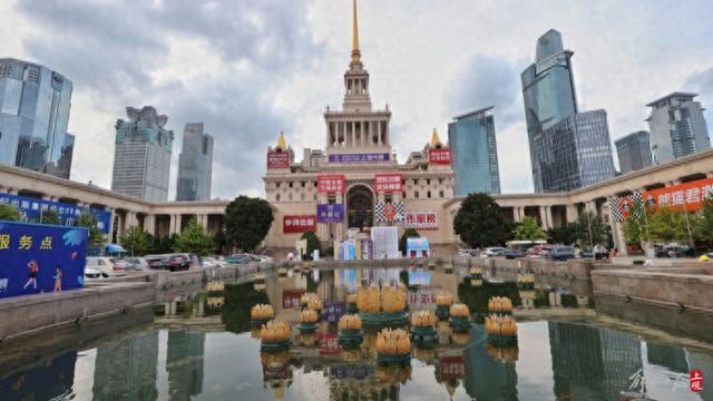 大咖登场，好礼相送！来上海书展，相约东一馆上观展台