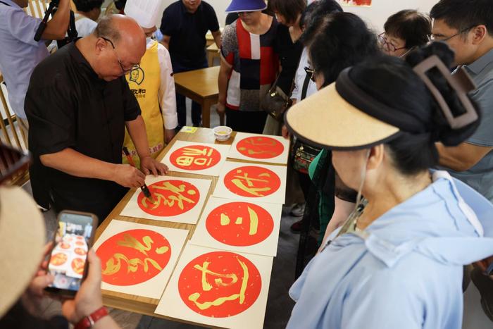 白纸坊街道三伏送“福”，居民学做腐乳摊鸡蛋