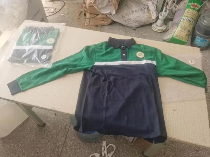 浦东这个仓库堆放大批仿冒校服！上海开展执法检查，严查“山寨”校服