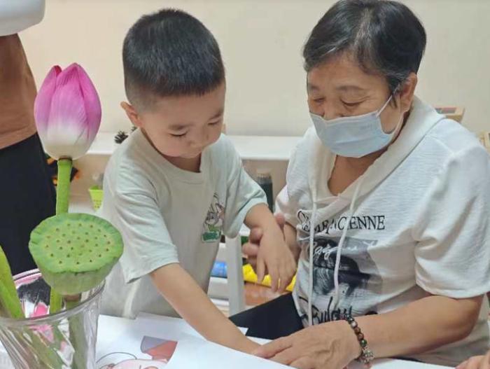 锐评 | “老幼共养”在家门口解决大问题