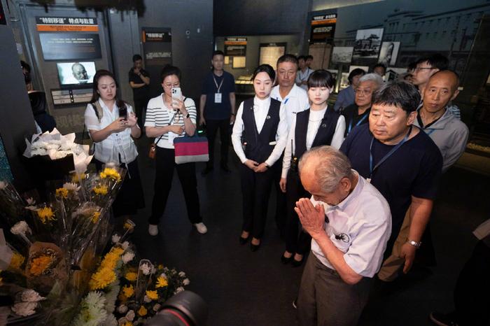 8月13日,清水英男在侵华日军第七三一部队旧址“谢罪与不战和平之碑”前忏悔谢罪。(王松 摄)