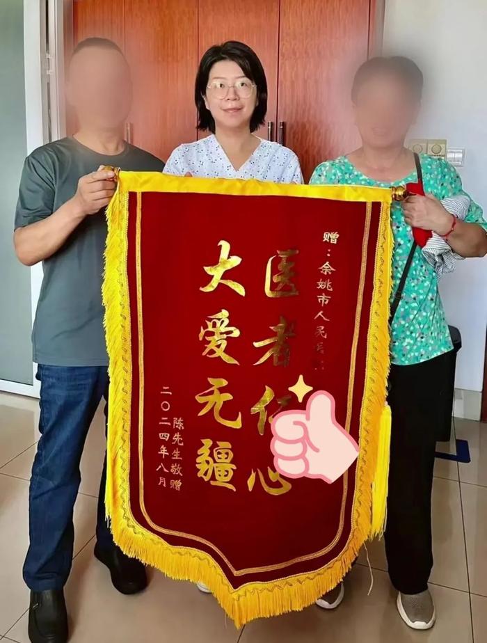 宁波护士冲上热搜！洗头洗一半顶泡沫救人