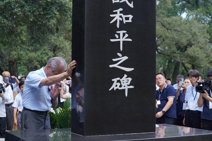 8月13日,清水英男(左三)在侵华日军第七三一部队罪证陈列馆内参观。(王建威 摄)