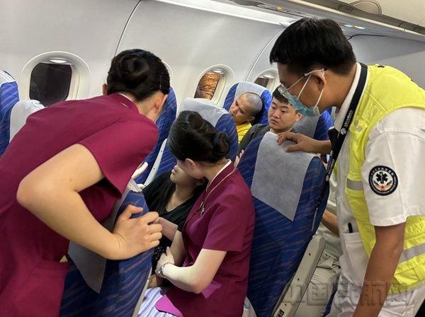 南航空乘专业处置 救助癫痫小旅客