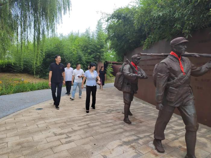 黄河科技学院附属医院党委书记于春霞带队到许昌胖东来学习服务经验