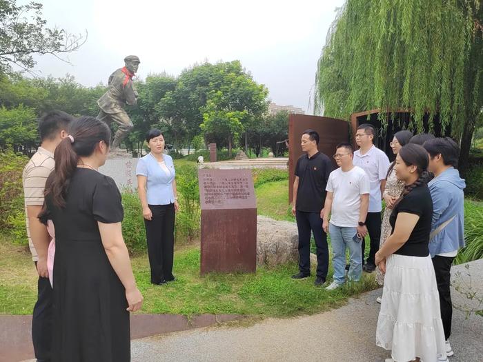 黄河科技学院附属医院党委书记于春霞带队到许昌胖东来学习服务经验