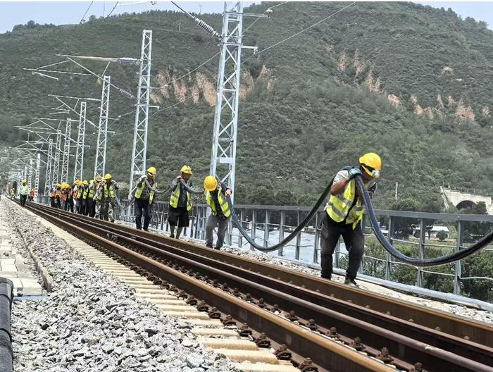 陕西富县境内铁路抢险正紧张进行