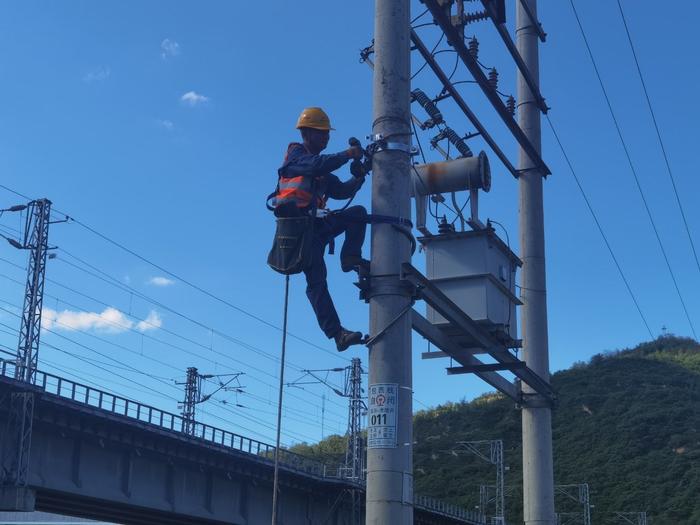 陕西富县境内铁路抢险正紧张进行