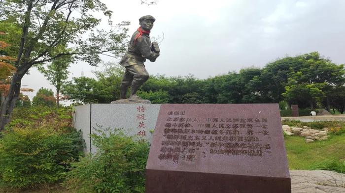 黄河科技学院附属医院党委书记于春霞带队到许昌胖东来学习服务经验