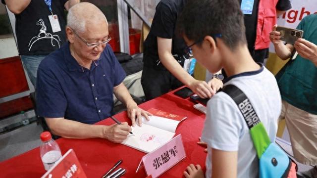 首发《解放日报》的“三毛学雷锋”披上斑斓色彩