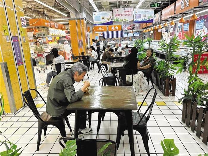 兰州超市兴起“食堂风” “超市+餐饮”便民又引流