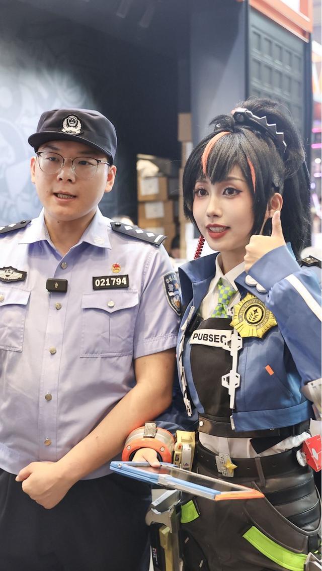 “还以为是Cosplay！”检察官化身热门游戏人物来二次元展，只为这件事