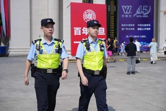 人从众……上海书展迎客流高峰，静安警方护航保障！静宝带你直击现场