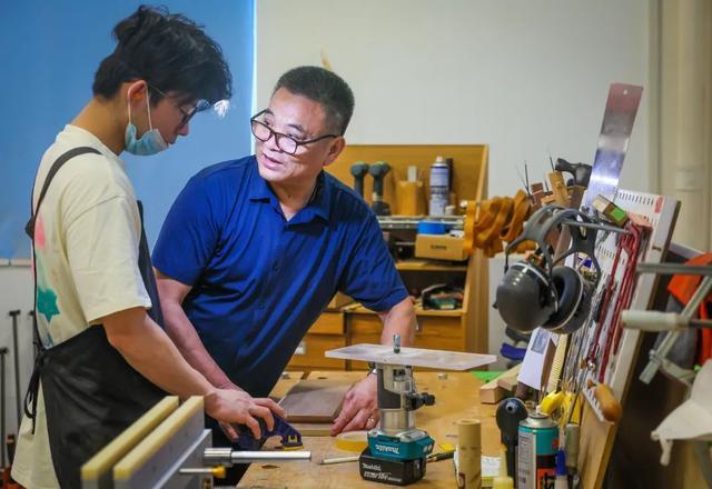 从工厂师傅到国赛教练，松江这位教师获评“申教名匠”称号丨百姓故事