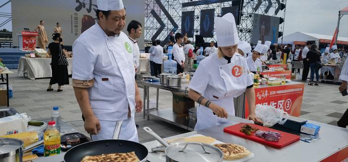 品味两岸·中俄美食品鉴会暨西餐职业技能大赛举行