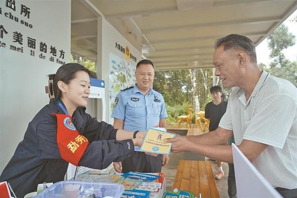 大学生义警队助力平安边境建设