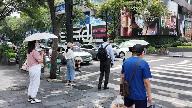 未来高温仍将持续，台风“云雀”对申城有影响吗→