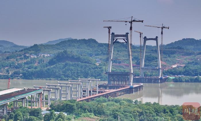 C视觉丨四川南充：嘉陵江特大桥建设正酣